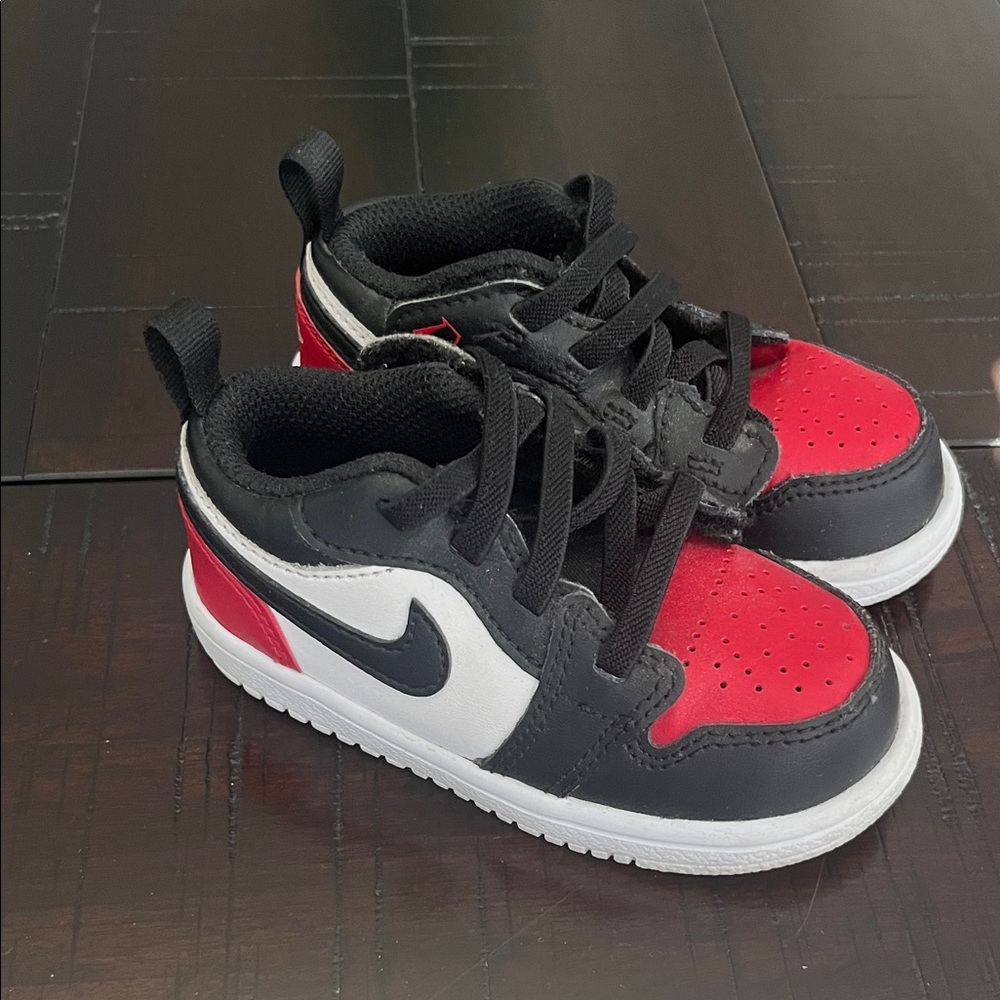 Jordan Kids Black and Red Sneakers retro 1